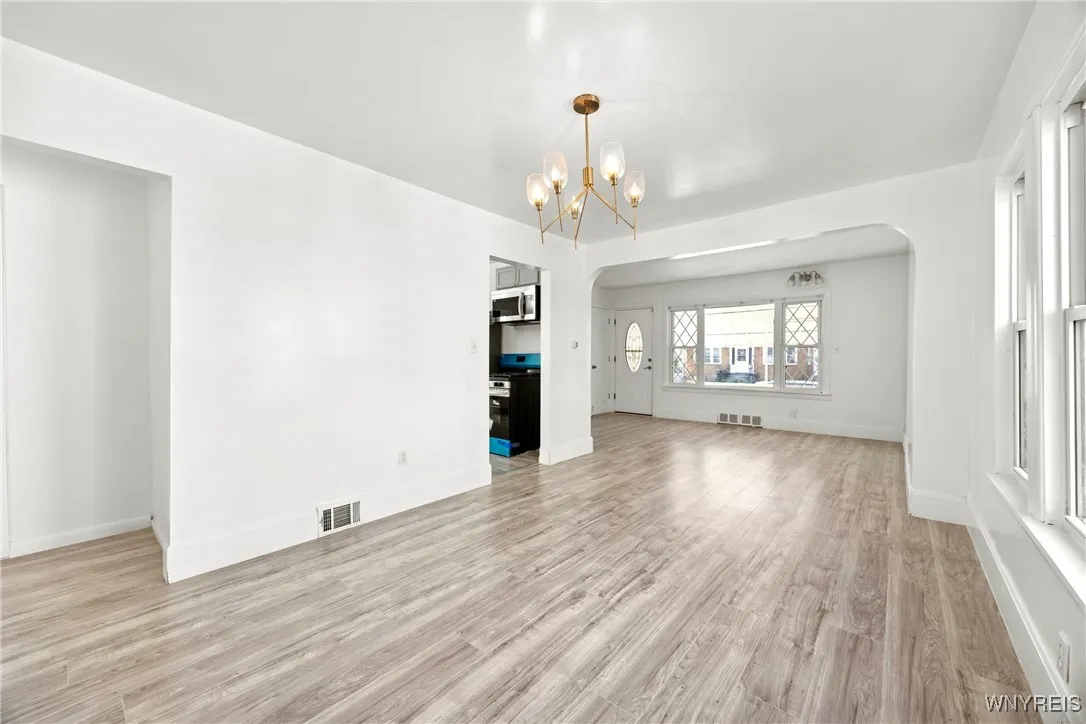 31 Chadduck Avenue, Buffalo, New York 14207, Buffalo, New York 14207, 5 Bedrooms Bedrooms, ,2 BathroomsBathrooms,Residential,For Sale,31 Chadduck Avenue, Buffalo, New York 14207,0,B1638581