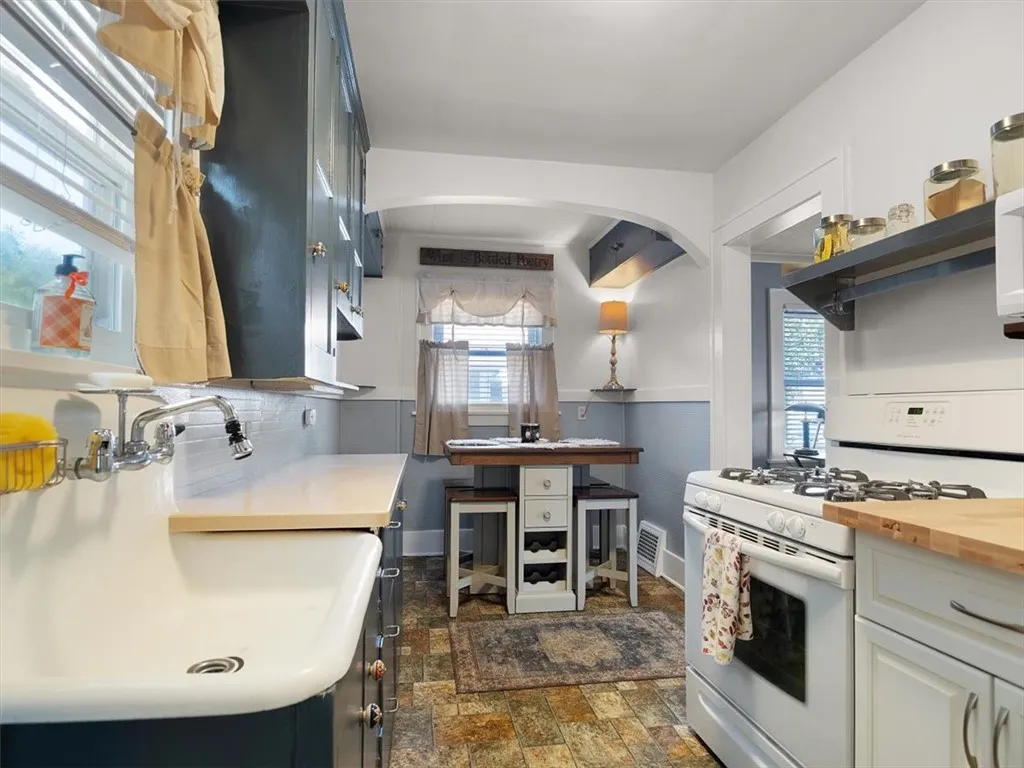 92 Veness Avenue, Greece, New York 14616, Greece, New York 14616, 2 Bedrooms Bedrooms, 5 Rooms Rooms,1 BathroomBathrooms,Residential,For Sale,92 Veness Avenue, Greece, New York 14616,0,R1633276