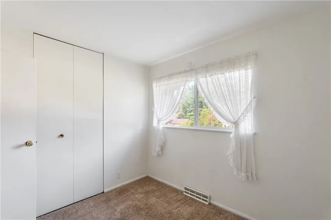 21 Oak Hill Terrace, Perinton, New York 14526, Perinton, New York 14526, 3 Bedrooms Bedrooms, 7 Rooms Rooms,1 BathroomBathrooms,Residential,Closed,21 Oak Hill Terrace, Perinton, New York 14526,0,R1638496