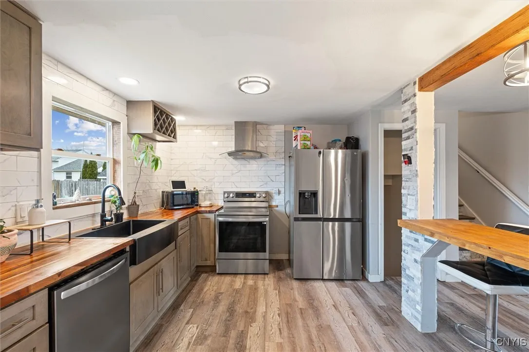 3901 Falcon Court, Clay, New York 13090, Clay, New York 13090, 3 Bedrooms Bedrooms, 6 Rooms Rooms,1 BathroomBathrooms,Residential,For Sale,3901 Falcon Court, Clay, New York 13090,0,S1636451