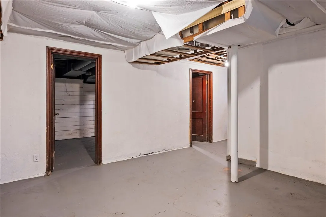 24 Nye Park, Rochester, New York 14621, Rochester, New York 14621, 3 Bedrooms Bedrooms, 6 Rooms Rooms,1 BathroomBathrooms,Residential,For Sale,24 Nye Park, Rochester, New York 14621,0,R1638974