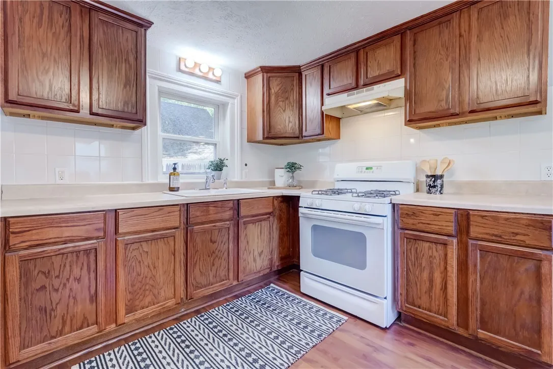 59 Bond Street, Rochester, New York 14620, Rochester, New York 14620, 2 Bedrooms Bedrooms, 5 Rooms Rooms,1 BathroomBathrooms,Residential,For Sale,59 Bond Street, Rochester, New York 14620,0,R1638682