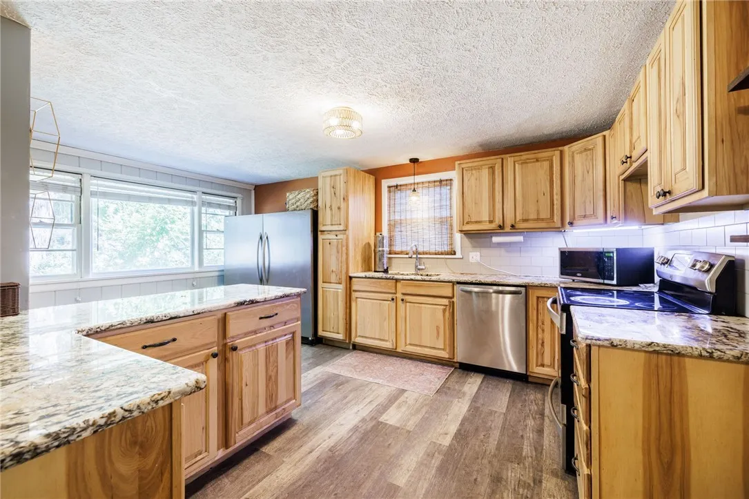 76 Creekwood Drive, Greece, New York 14626, Greece, New York 14626, 4 Bedrooms Bedrooms, 6 Rooms Rooms,2 BathroomsBathrooms,Residential,Closed,76 Creekwood Drive, Greece, New York 14626,0,R1637739