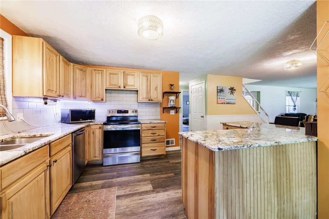 76 Creekwood Drive, Greece, New York 14626, Greece, New York 14626, 4 Bedrooms Bedrooms, 6 Rooms Rooms,2 BathroomsBathrooms,Residential,Closed,76 Creekwood Drive, Greece, New York 14626,0,R1637739