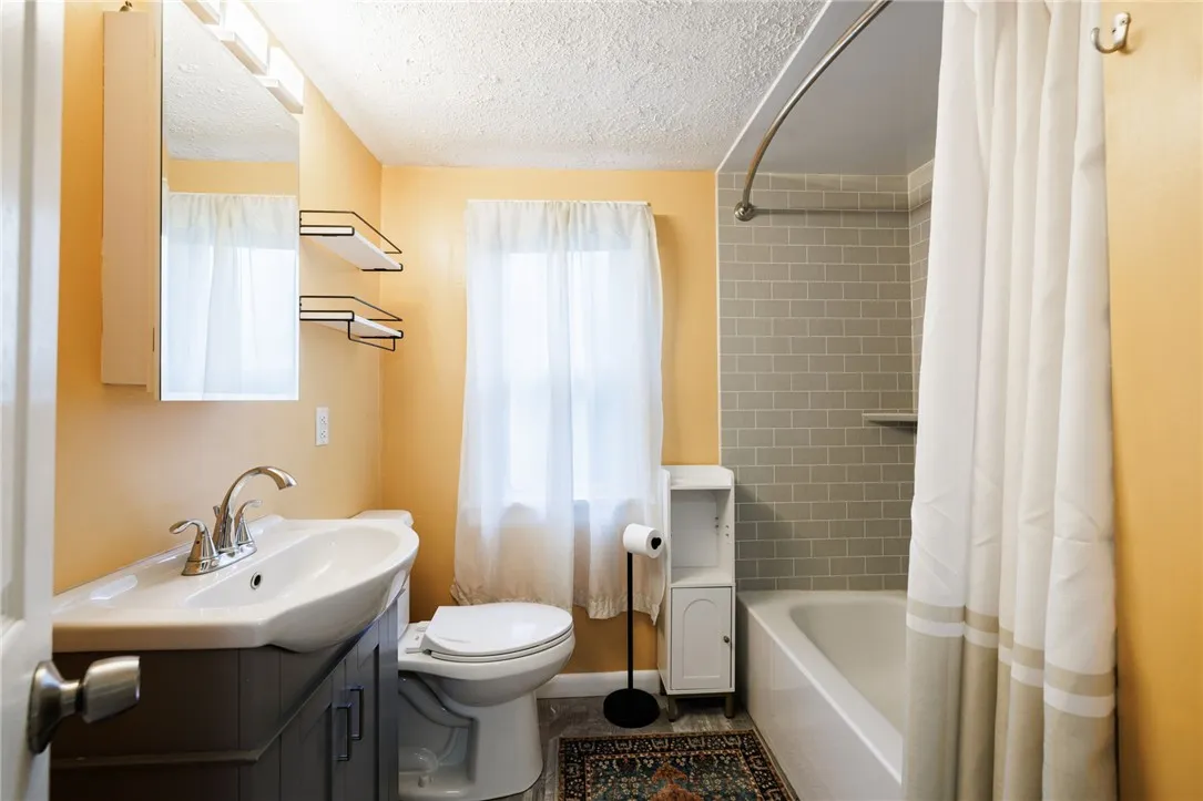 76 Creekwood Drive, Greece, New York 14626, Greece, New York 14626, 4 Bedrooms Bedrooms, 6 Rooms Rooms,2 BathroomsBathrooms,Residential,Closed,76 Creekwood Drive, Greece, New York 14626,0,R1637739