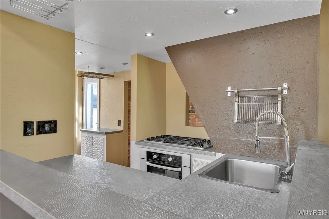 60 Elmwood Avenue, Buffalo, New York 14201, Buffalo, New York 14201, 2 Bedrooms Bedrooms, ,3 BathroomsBathrooms,Residential,For Sale,60 Elmwood Avenue, Buffalo, New York 14201,0,B1638695