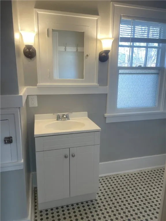 46 Raleigh Street, Rochester, New York 14620, Rochester, New York 14620, 3 Bedrooms Bedrooms, 6 Rooms Rooms,1 BathroomBathrooms,Residential Lease,For Rent,46 Raleigh Street, Rochester, New York 14620,0,R1638603