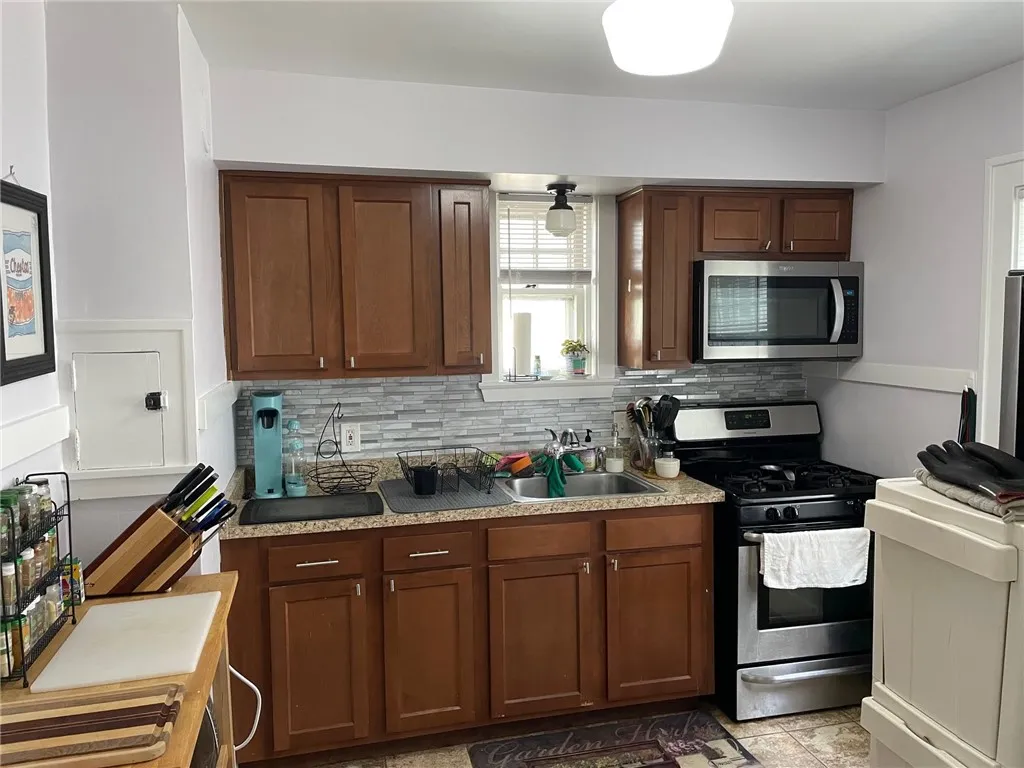 46 Raleigh Street, Rochester, New York 14620, Rochester, New York 14620, 3 Bedrooms Bedrooms, 6 Rooms Rooms,1 BathroomBathrooms,Residential Lease,For Rent,46 Raleigh Street, Rochester, New York 14620,0,R1638603