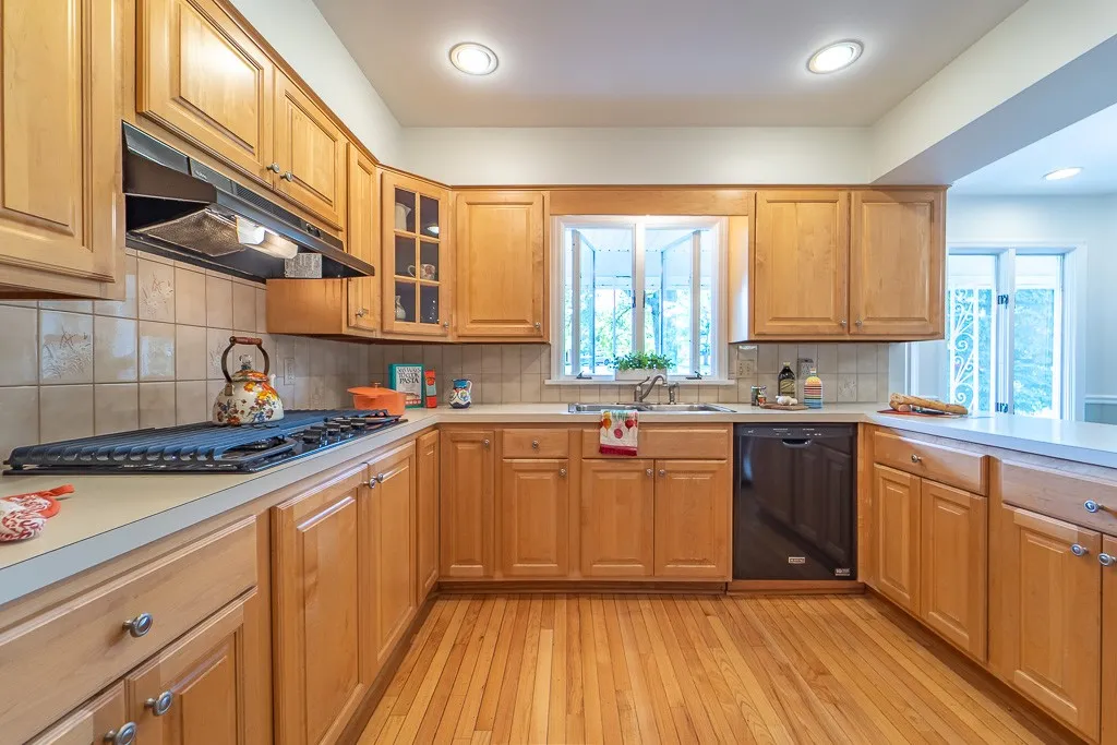 Appliances include a GE 5-burner stove and built-in double ovens.