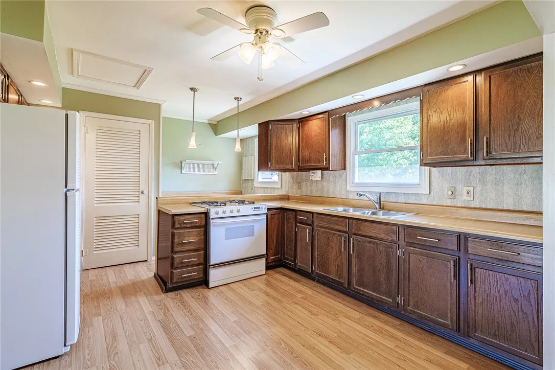 83 Greenbrier Lane, Henrietta, New York 14623, Henrietta, New York 14623, 3 Bedrooms Bedrooms, 6 Rooms Rooms,1 BathroomBathrooms,Residential,Closed,83 Greenbrier Lane, Henrietta, New York 14623,0,R1638664