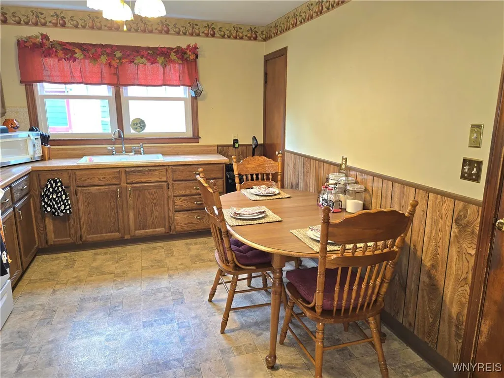 403 Springville Avenue, Amherst, New York 14226, Amherst, New York 14226, 4 Bedrooms Bedrooms, 10 Rooms Rooms,2 BathroomsBathrooms,Residential,Closed,403 Springville Avenue, Amherst, New York 14226,0,B1638978