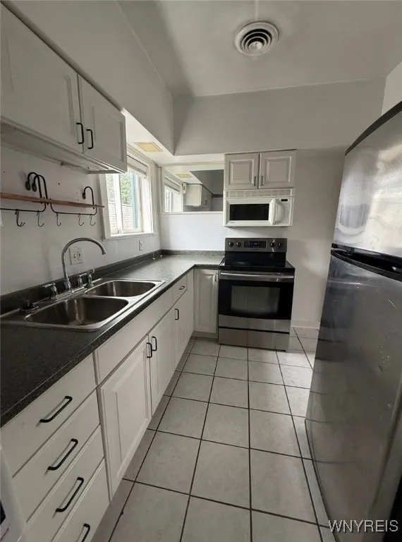 408 Franklin Street 3, Buffalo, New York 14202, Buffalo, New York 14202, 2 Bedrooms Bedrooms, 5 Rooms Rooms,1 BathroomBathrooms,Residential Lease,For Rent,408 Franklin Street 3, Buffalo, New York 14202,0,B1639107