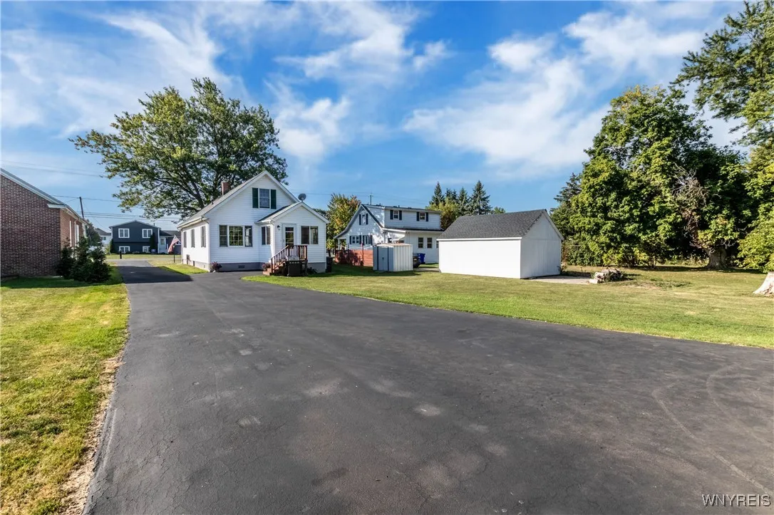 8106 East Britton Drive, Niagara, New York 14304, Niagara, New York 14304, 3 Bedrooms Bedrooms, 8 Rooms Rooms,1 BathroomBathrooms,Residential,For Sale,8106 East Britton Drive, Niagara, New York 14304,0,B1639060