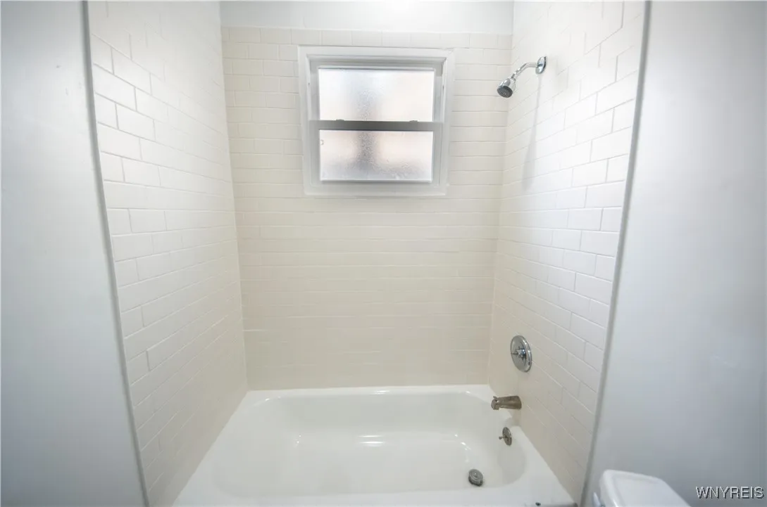 392 Fargo Avenue 2, Buffalo, New York 14213, Buffalo, New York 14213, 6 Bedrooms Bedrooms, ,2 BathroomsBathrooms,Residential,For Sale,392 Fargo Avenue 2, Buffalo, New York 14213,0,B1639167