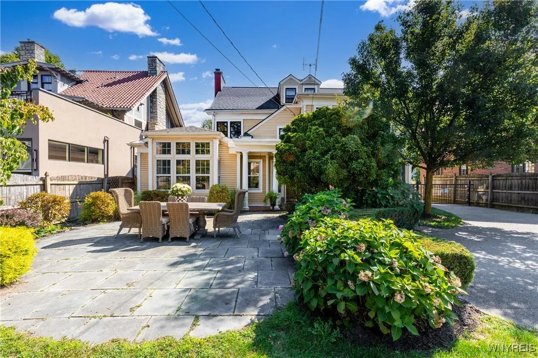 28 Penhurst Park, Buffalo, New York 14222, Buffalo, New York 14222, 4 Bedrooms Bedrooms, 13 Rooms Rooms,3 BathroomsBathrooms,Residential,For Sale,28 Penhurst Park, Buffalo, New York 14222,0,B1637976