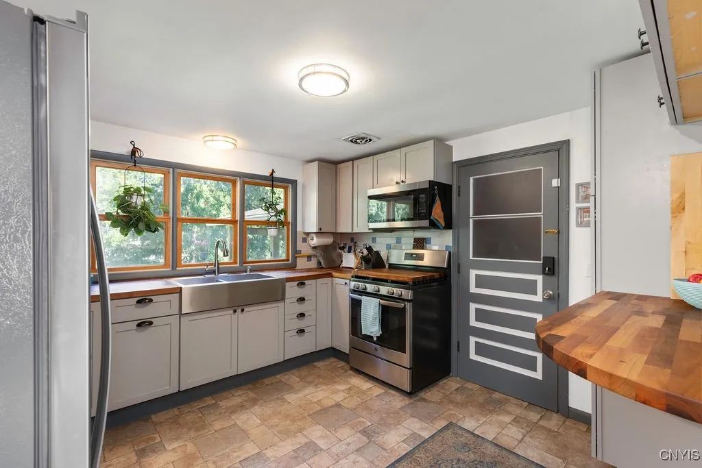 119 Suffolk Road, Camillus, New York 13219, Camillus, New York 13219, 3 Bedrooms Bedrooms, 7 Rooms Rooms,2 BathroomsBathrooms,Residential,Closed,119 Suffolk Road, Camillus, New York 13219,0,S1639118