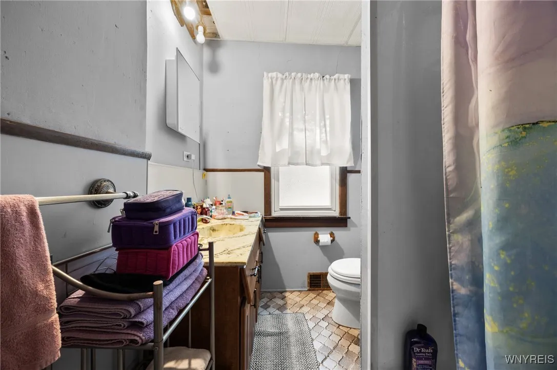 18 Sage Avenue, Buffalo, New York 14210, Buffalo, New York 14210, 6 Bedrooms Bedrooms, ,2 BathroomsBathrooms,Residential,For Sale,18 Sage Avenue, Buffalo, New York 14210,0,B1638579