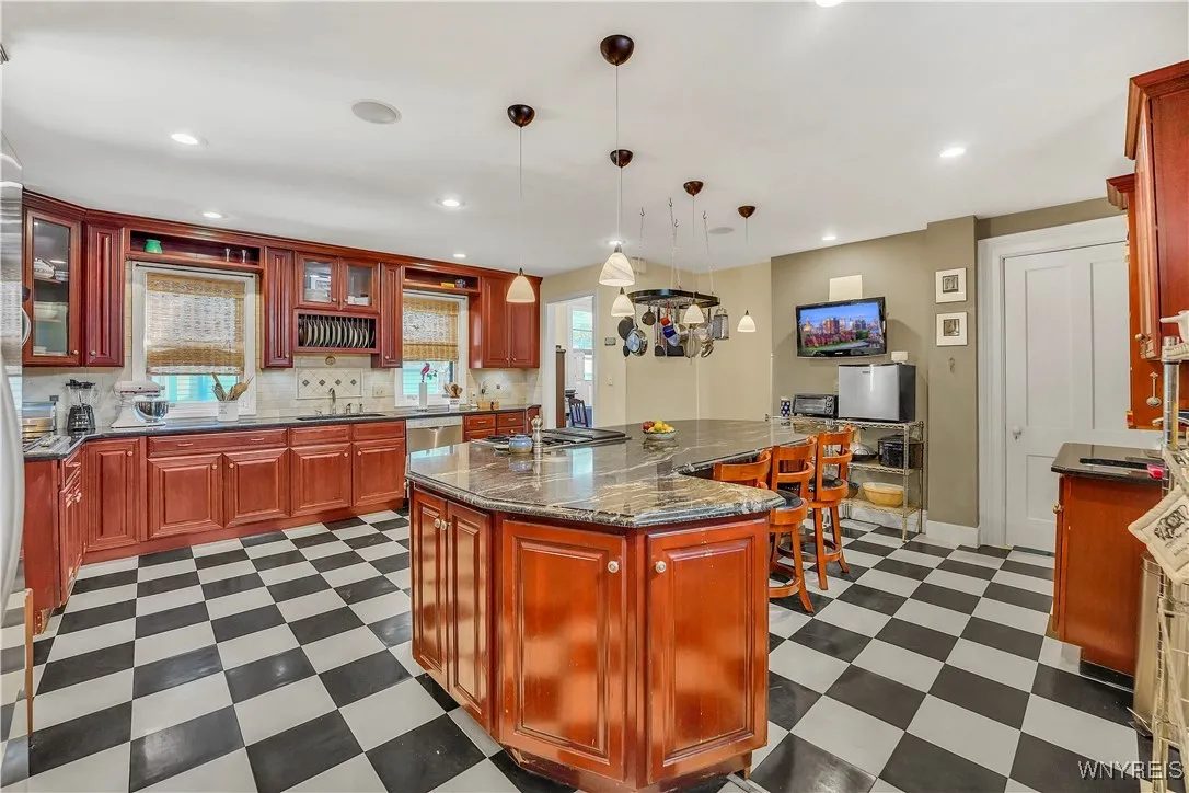 Wet bar/coffee station to the right ...