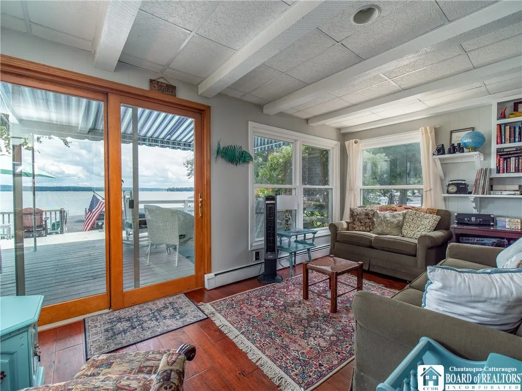 Bonus room to multi-tiered deck on lakeside