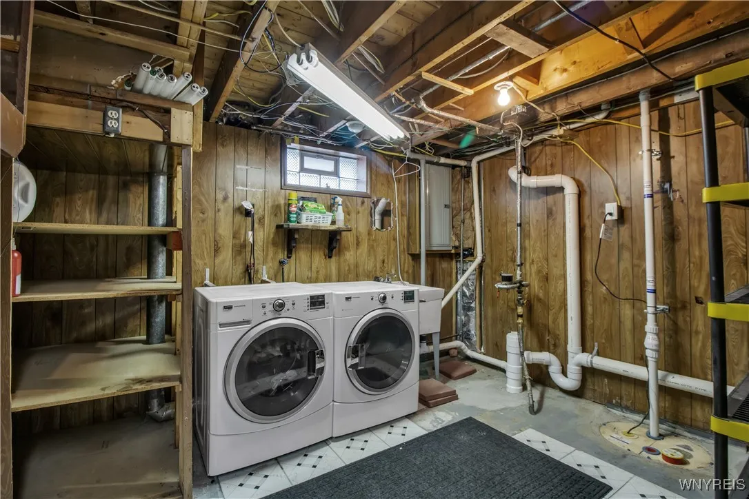 Washer/dryer included in sale