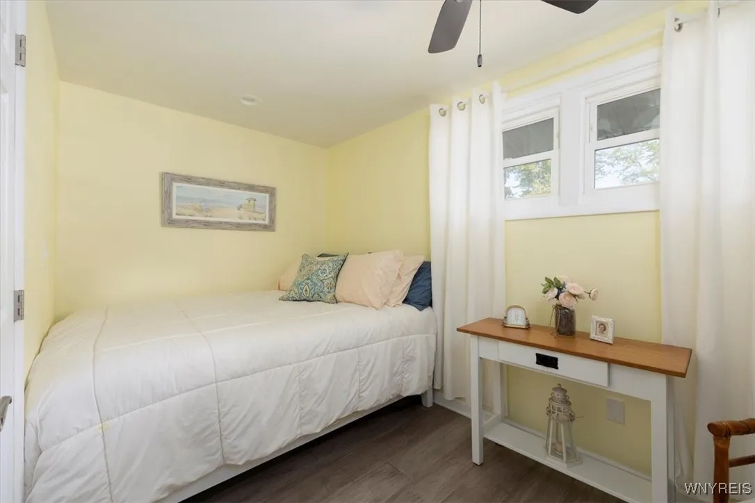 Queen bed - bunk room