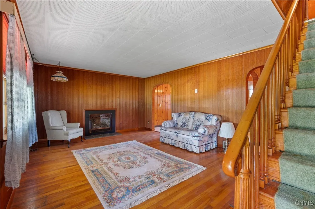 Livingroom with gas fireplace