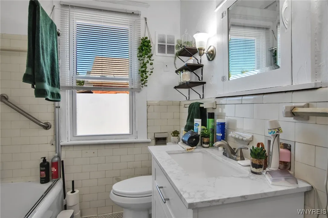 Lower Unit - Full Bathroom