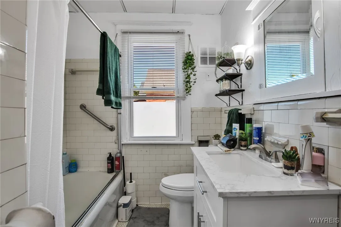 Lower Unit - Full Bathroom