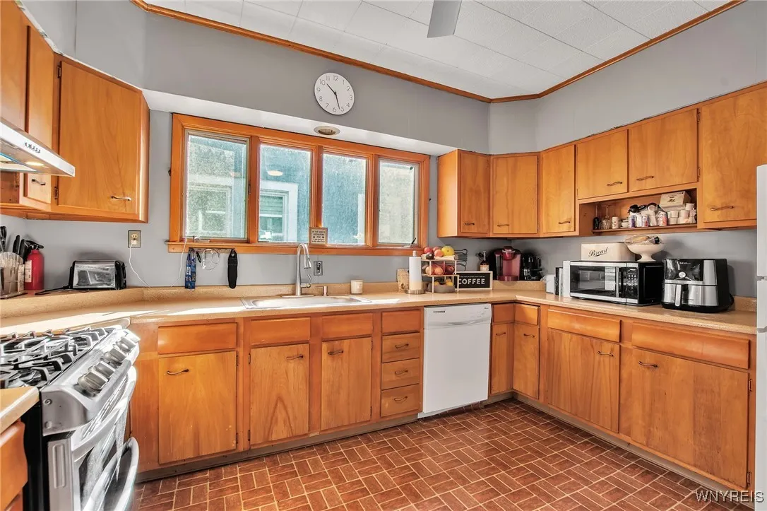 Lower Unit - Kitchen
