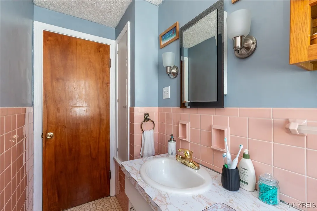 273 Homewood Avenue, Tonawanda, New York 14217, Tonawanda, New York 14217, 2 Bedrooms Bedrooms, 5 Rooms Rooms,1 BathroomBathrooms,Residential,For Sale,273 Homewood Avenue, Tonawanda, New York 14217,0,B1638379
