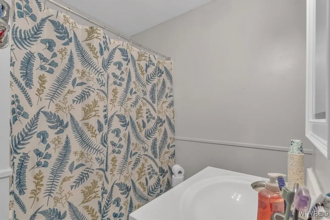 17 Labelle Avenue, Hamburg, New York 14219, Hamburg, New York 14219, 3 Bedrooms Bedrooms, 7 Rooms Rooms,1 BathroomBathrooms,Residential,For Sale,17 Labelle Avenue, Hamburg, New York 14219,0,B1639671