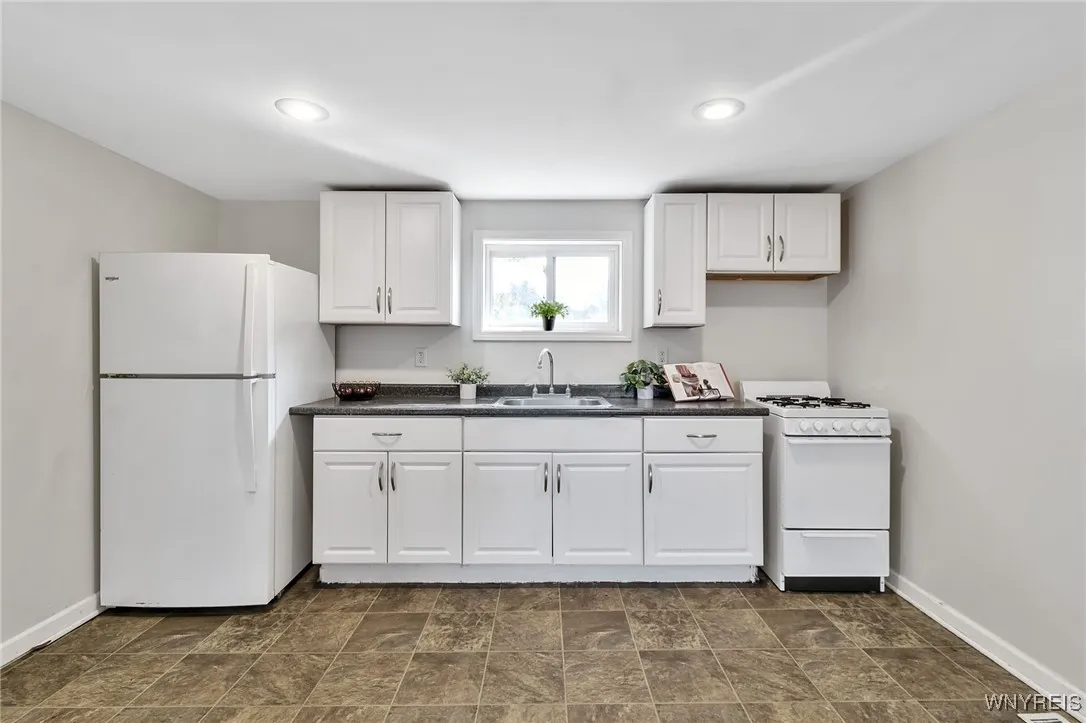 Kitchen w/stainless sink