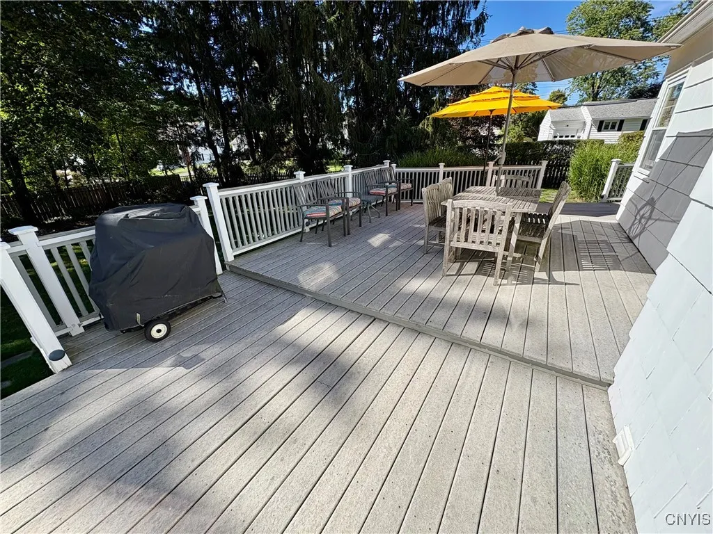 Expansive deck