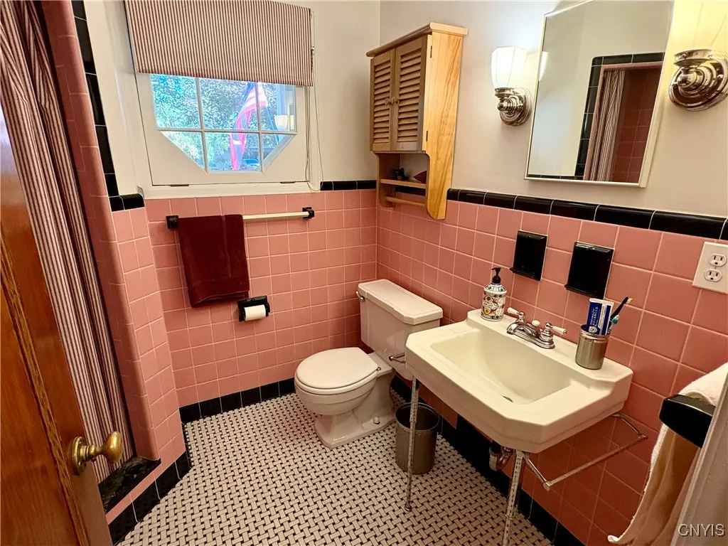 Absolutely impeccable full bath.