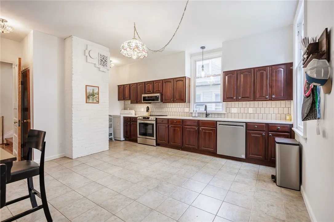 90 Dartmouth Street, Rochester, New York 14607, Rochester, New York 14607, 4 Bedrooms Bedrooms, 11 Rooms Rooms,2 BathroomsBathrooms,Residential Lease,For Rent,90 Dartmouth Street, Rochester, New York 14607,0,R1639786