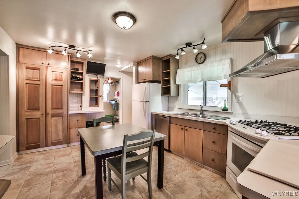 3965 Sowles Road, Hamburg, New York 14075, Hamburg, New York 14075, 4 Bedrooms Bedrooms, 9 Rooms Rooms,2 BathroomsBathrooms,Residential,For Sale,3965 Sowles Road, Hamburg, New York 14075,0,B1638349