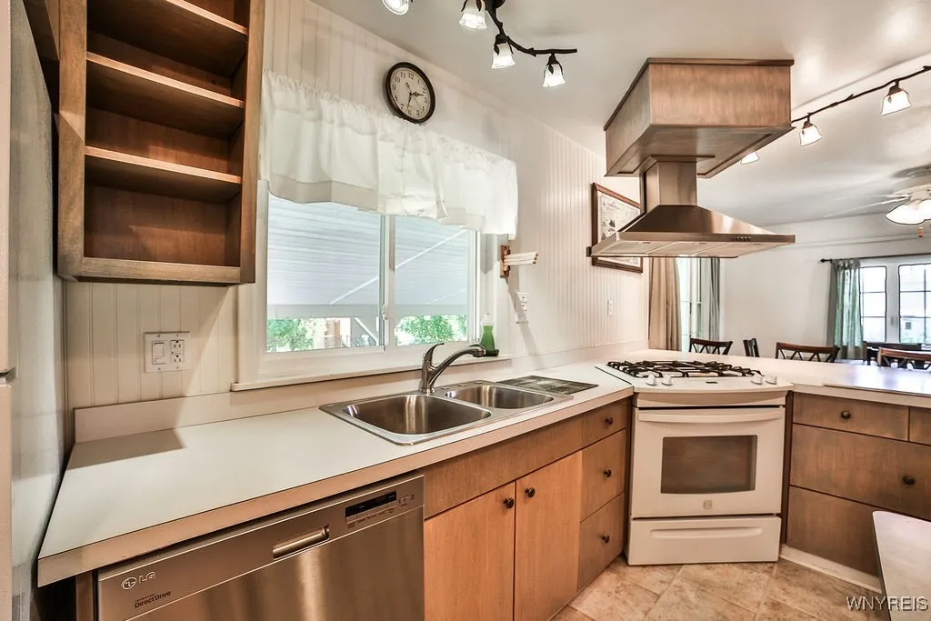 3965 Sowles Road, Hamburg, New York 14075, Hamburg, New York 14075, 4 Bedrooms Bedrooms, 9 Rooms Rooms,2 BathroomsBathrooms,Residential,For Sale,3965 Sowles Road, Hamburg, New York 14075,0,B1638349