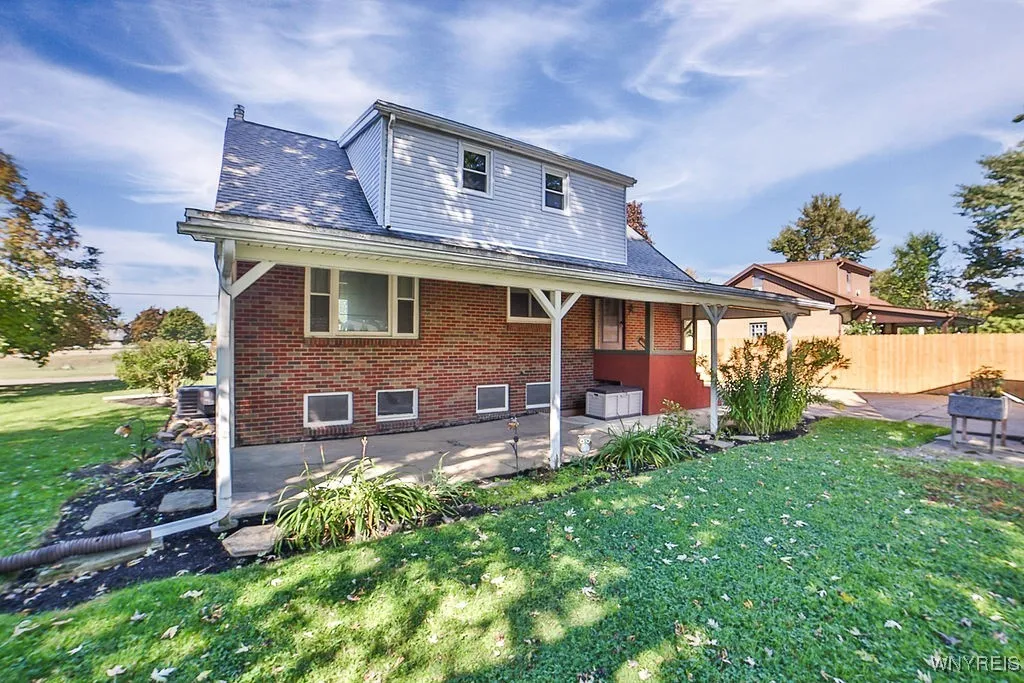 3965 Sowles Road, Hamburg, New York 14075, Hamburg, New York 14075, 4 Bedrooms Bedrooms, 9 Rooms Rooms,2 BathroomsBathrooms,Residential,Closed,3965 Sowles Road, Hamburg, New York 14075,0,B1638349