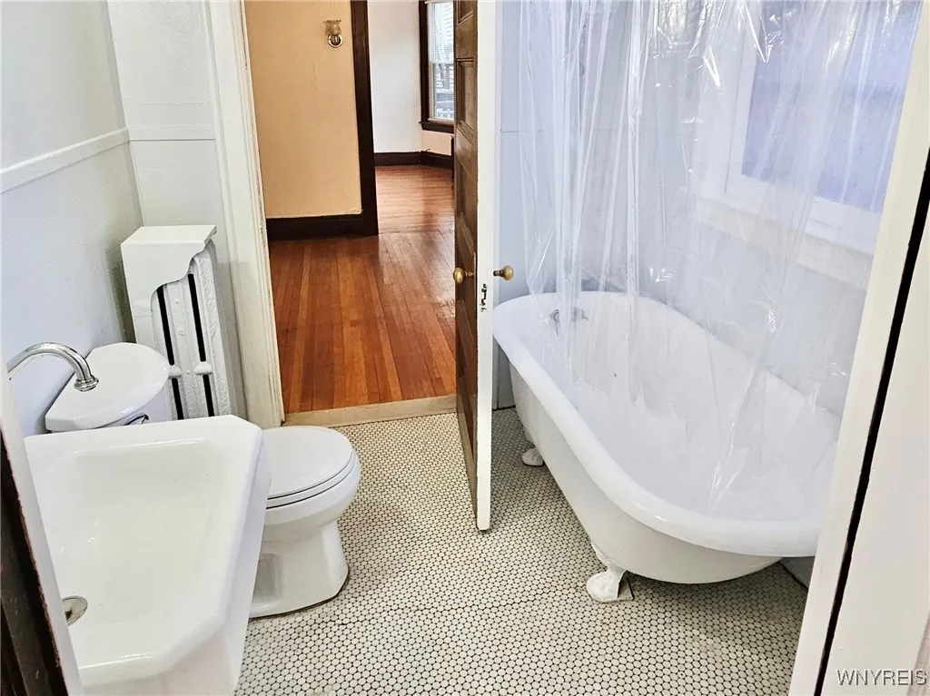242 Bryant Street 2b, Buffalo, New York 14222, Buffalo, New York 14222, 2 Bedrooms Bedrooms, 5 Rooms Rooms,1 BathroomBathrooms,Residential Lease,For Rent,242 Bryant Street 2b, Buffalo, New York 14222,0,B1639833
