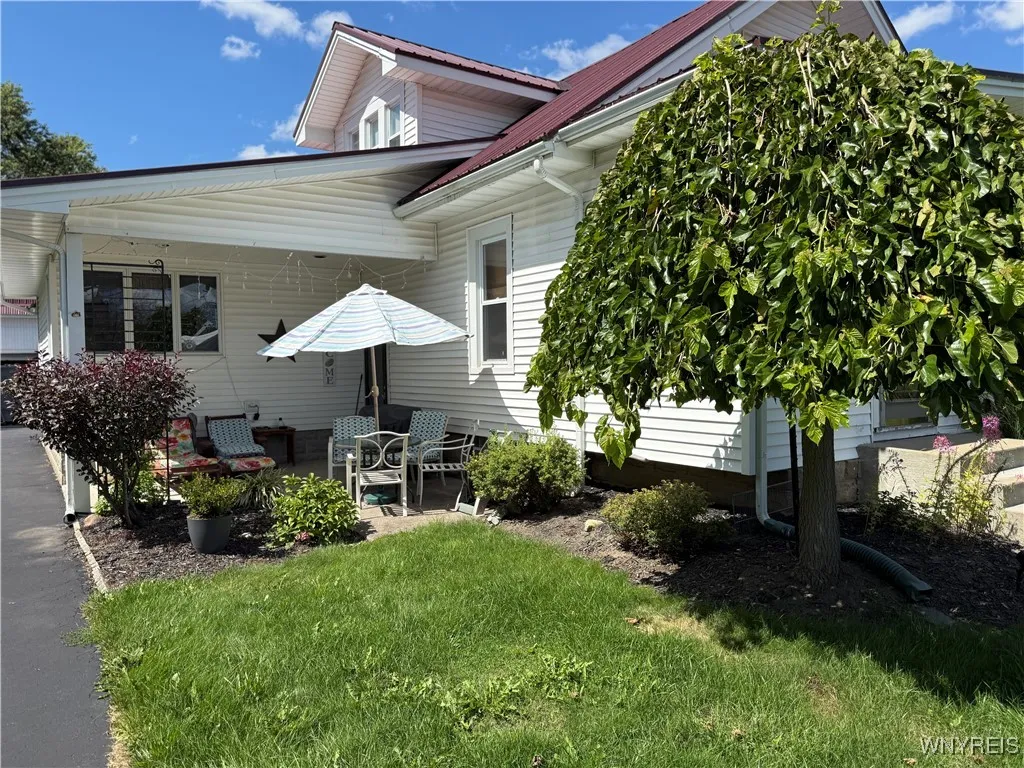 Side entrance patio.