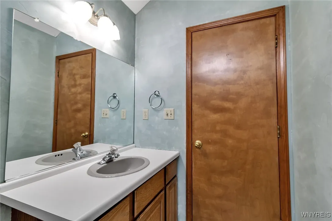 5559 Via Marina, Clarence, New York 14221, Clarence, New York 14221, 4 Bedrooms Bedrooms, 11 Rooms Rooms,2 BathroomsBathrooms,Residential,For Sale,5559 Via Marina, Clarence, New York 14221,0,B1636984