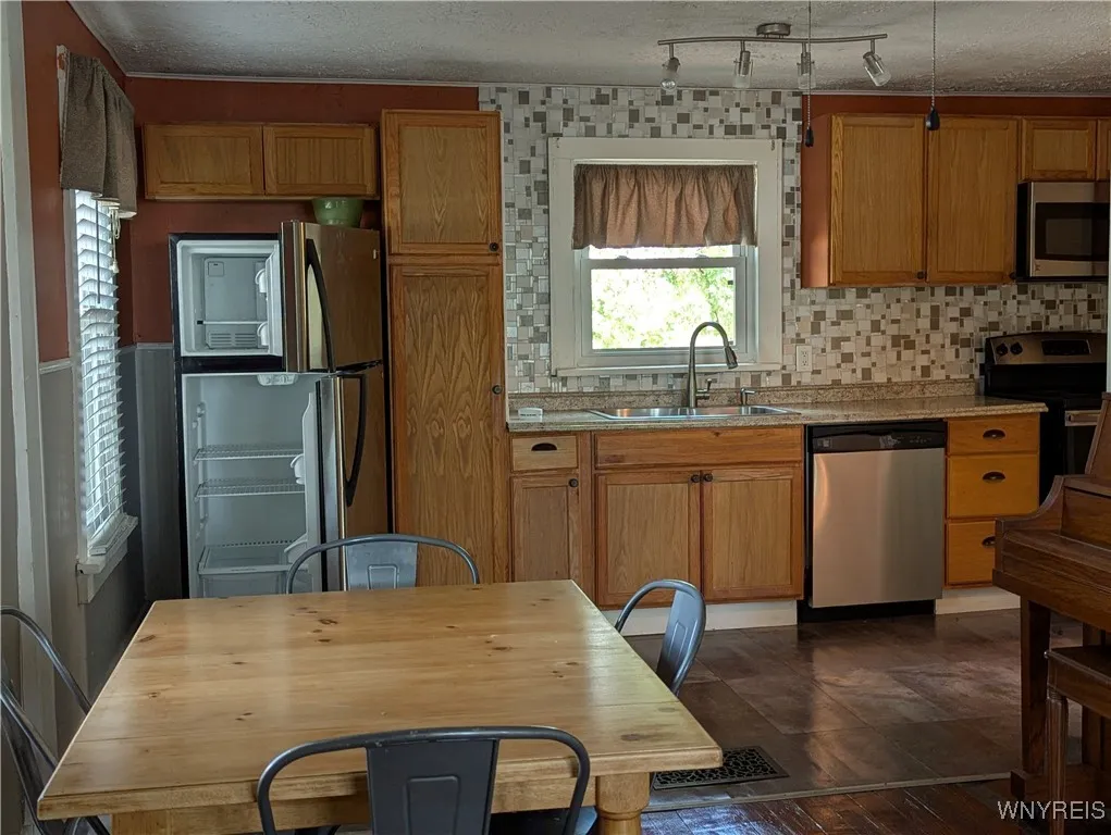 Dining room/kitchen area
