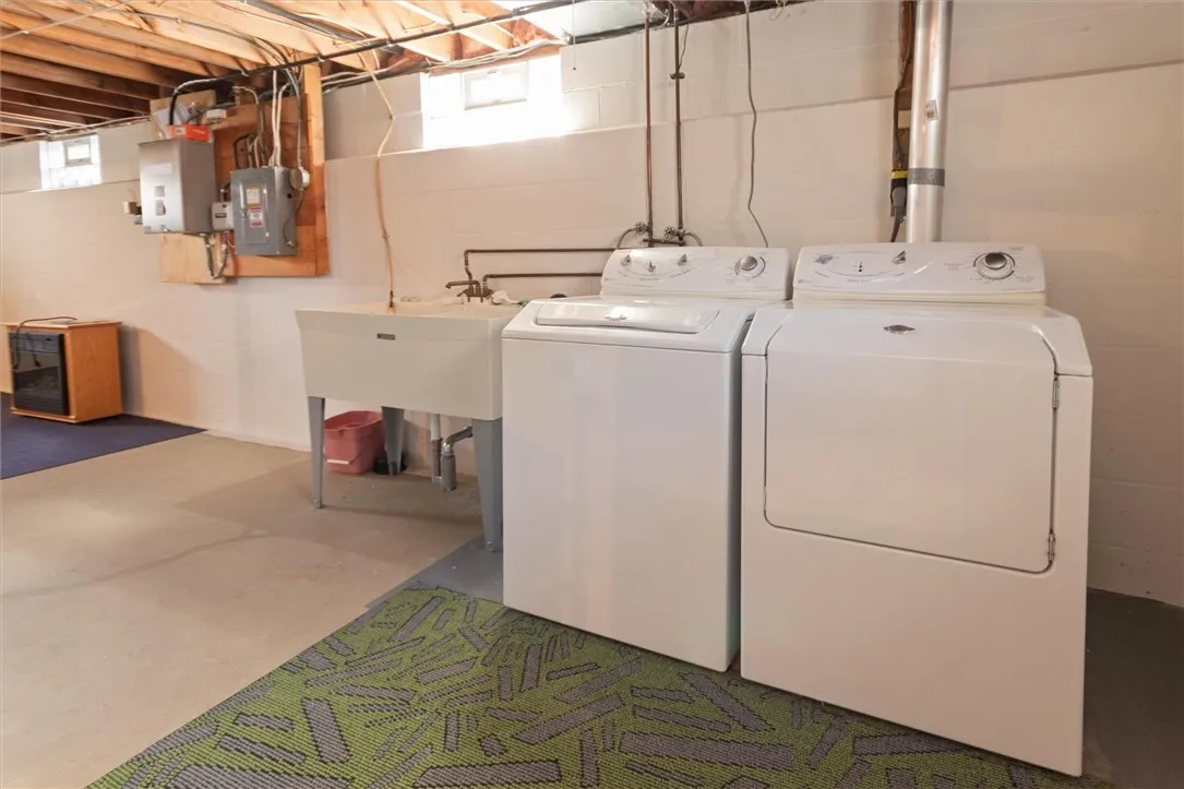 109 Drake Drive, Irondequoit, New York 14617, Irondequoit, New York 14617, 2 Bedrooms Bedrooms, 6 Rooms Rooms,1 BathroomBathrooms,Residential,Closed,109 Drake Drive, Irondequoit, New York 14617,0,R1639282