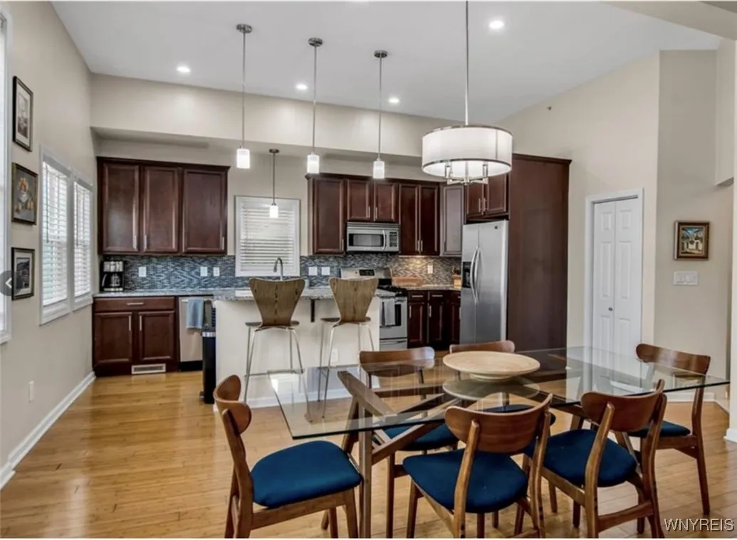 185 York Street 1, Buffalo, New York 14213, Buffalo, New York 14213, 2 Bedrooms Bedrooms, 5 Rooms Rooms,2 BathroomsBathrooms,Residential Lease,For Rent,185 York Street 1, Buffalo, New York 14213,0,B1637628