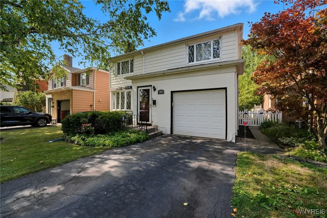302 Hendricks Boulevard, Amherst, New York 14226, Amherst, New York 14226, 4 Bedrooms Bedrooms, 7 Rooms Rooms,1 BathroomBathrooms,Residential,For Sale,302 Hendricks Boulevard, Amherst, New York 14226,0,B1635933