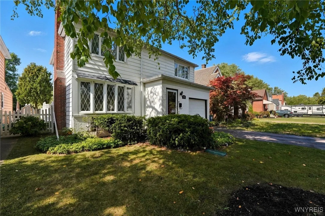 302 Hendricks Boulevard, Amherst, New York 14226, Amherst, New York 14226, 4 Bedrooms Bedrooms, 7 Rooms Rooms,1 BathroomBathrooms,Residential,For Sale,302 Hendricks Boulevard, Amherst, New York 14226,0,B1635933