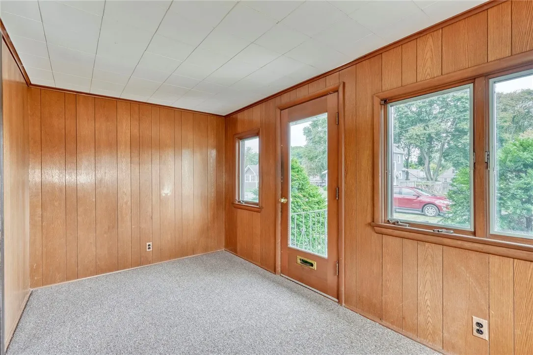 Enclosed front porch, spacious and bright!