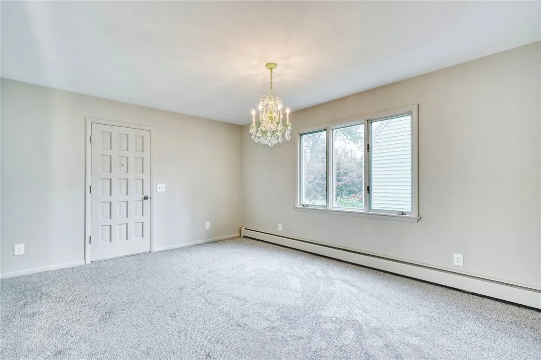 Dining room - professionally, freshly painted . . .