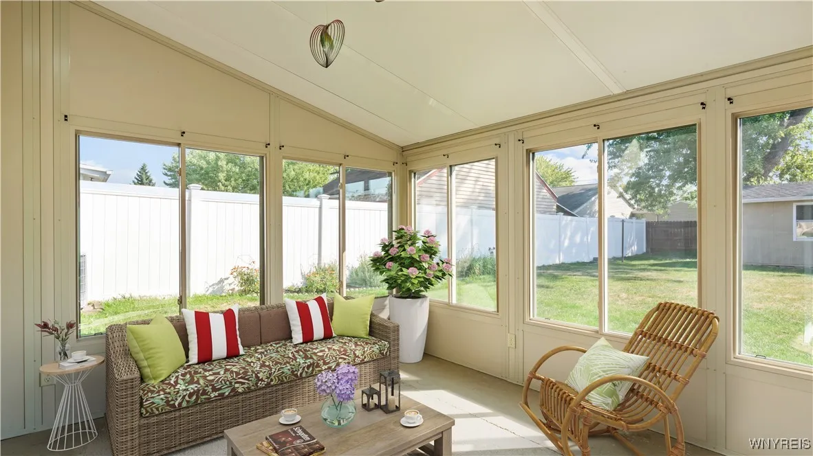 Digitally Staged 
3-Season Room