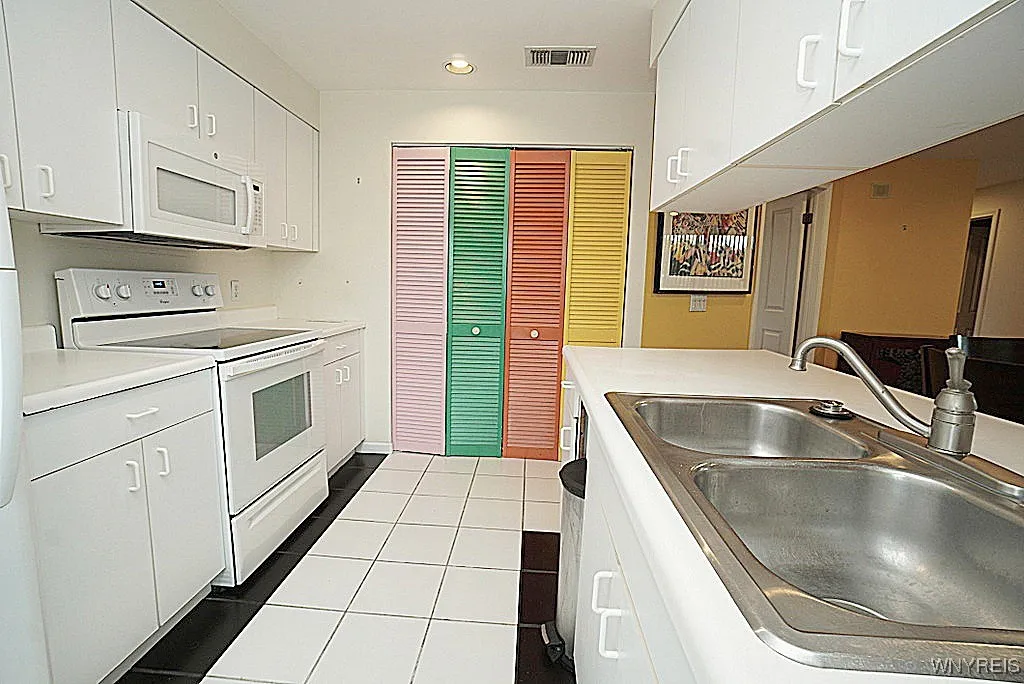 75 Ojibwa 301, Buffalo, New York 14202, Buffalo, New York 14202, 2 Bedrooms Bedrooms, 6 Rooms Rooms,2 BathroomsBathrooms,Residential,For Sale,75 Ojibwa 301, Buffalo, New York 14202,0,B1639807